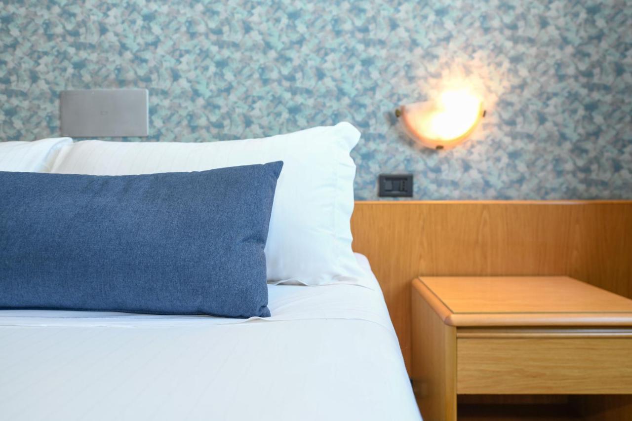 Hotel Aurora Дезенцано-дель-Гарда Екстер'єр фото