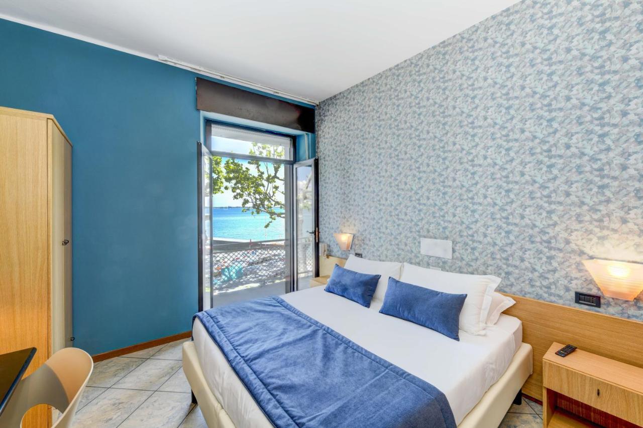 Hotel Aurora Дезенцано-дель-Гарда Екстер'єр фото