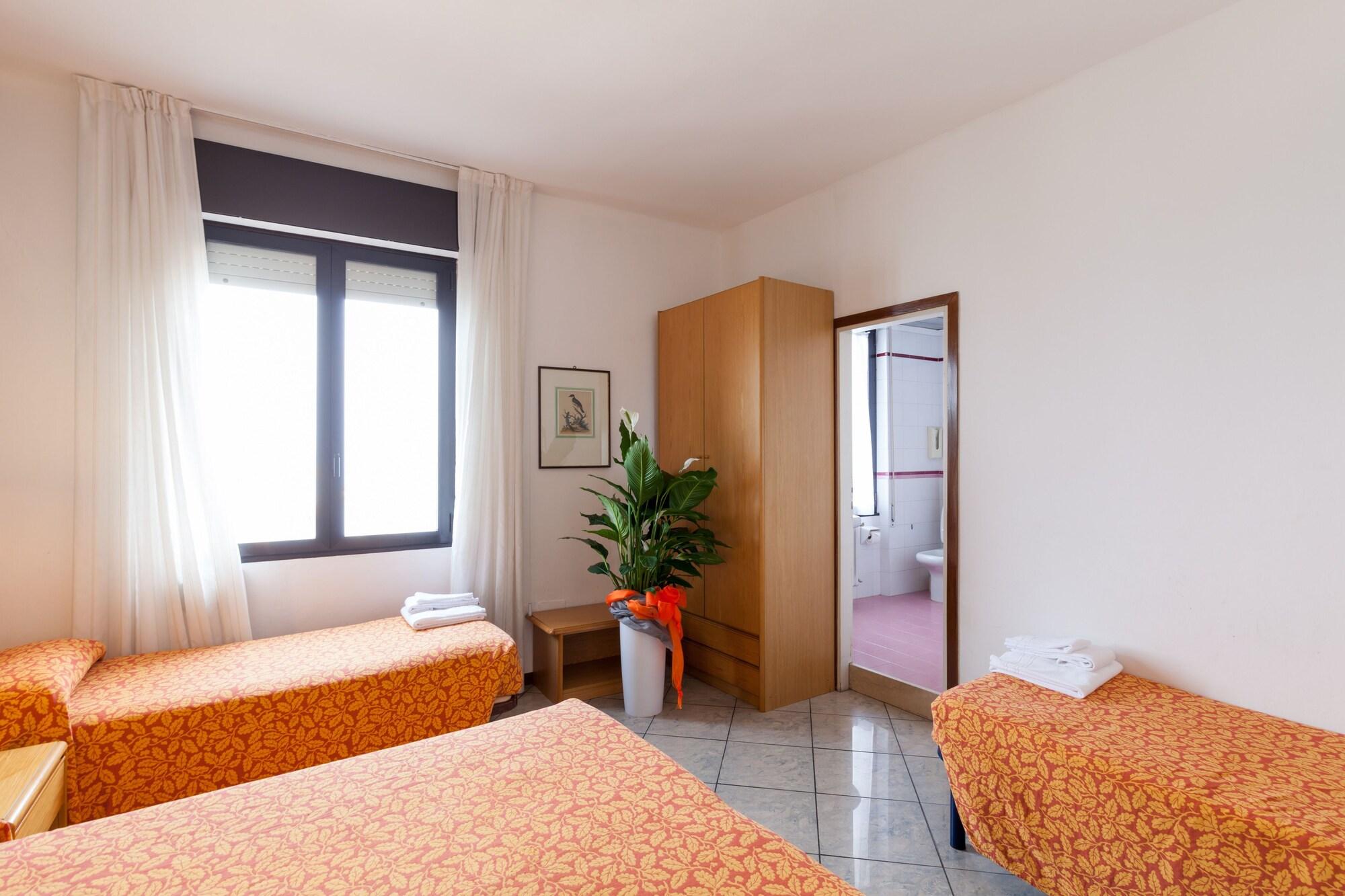 Hotel Aurora Дезенцано-дель-Гарда Екстер'єр фото