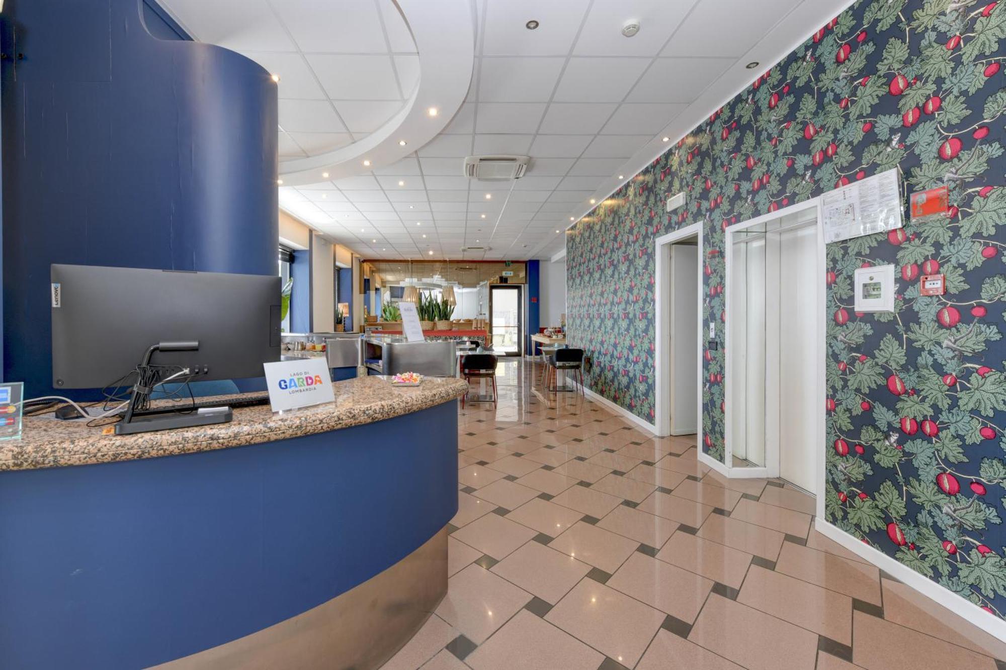 Hotel Aurora Дезенцано-дель-Гарда Екстер'єр фото